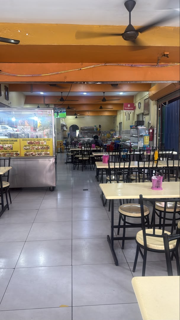 Ruang makan dan kaunter hidangan Restoran Suriani