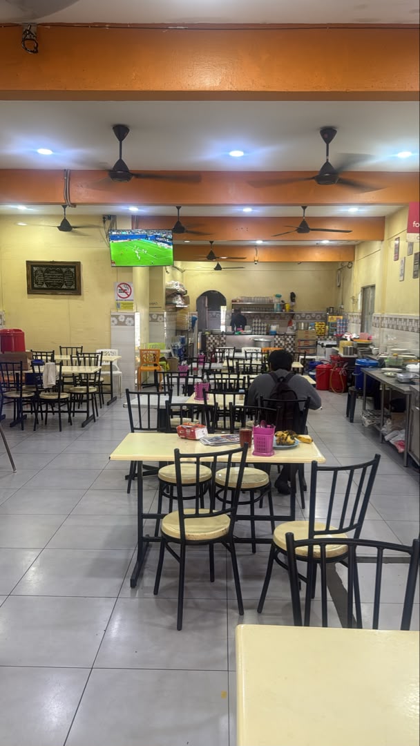 Ruang makan Restoran Suriani